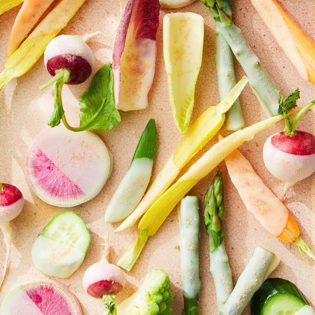 マーサ・スチュワートさんのインスタグラム写真 - (マーサ・スチュワートInstagram)「Serve up a platter of spring. 🥕 Put a creative twist on the French snack of radishes, salt, and good butter. Gather a rainbow of petite vegetables (right now fiddleheads, asparagus, cucumbers, and baby carrots are abundant), and dip them in butter whisked with lemon zest: It’s a garden on a plate. 🍋 Grab the recipe at the link in bio. 📷: @smartanson」4月22日 5時47分 - marthastewart