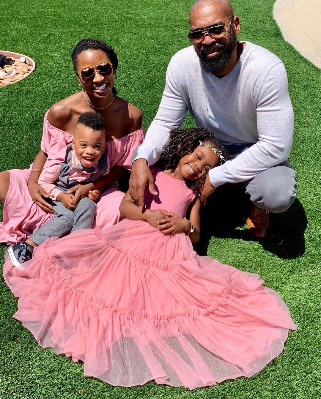 シャノーラ・ハンプトンのインスタグラム：「Happy, happy Easter! From my family to yours!! #resurrectionsunday #smiles #love #purejoy」