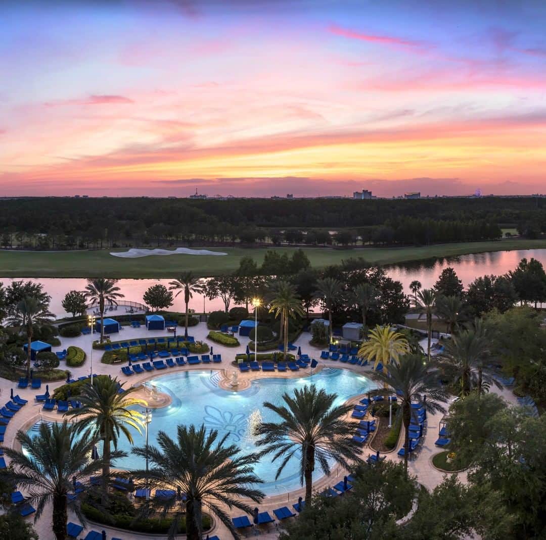 リッツ・カールトンさんのインスタグラム写真 - (リッツ・カールトンInstagram)「Evenings glow with golden possibilities at The Ritz-Carlton #Orlando, Grande Lakes. #Florida #CentralFlorida #FL #sunshinestate #evening #sunset #goldenhour #pool #swimmingpool #palmtrees #golfcourse #vacation #serenity #peaceful #travel #travelgram #Instatravel #traveldiaries」4月22日 6時00分 - ritzcarlton