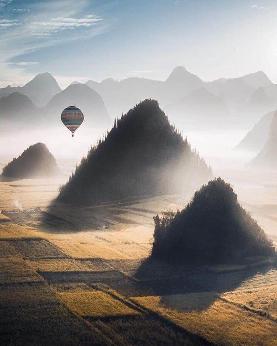 Canon Photographyさんのインスタグラム写真 - (Canon PhotographyInstagram)「A beautiful image of this air ballon rising over the mist! Stunning!  Photography | @jordhammond  Taken with a drone #canon_photos #china #airballoon #dronephotography #dronestagram」4月22日 6時11分 - cpcollectives