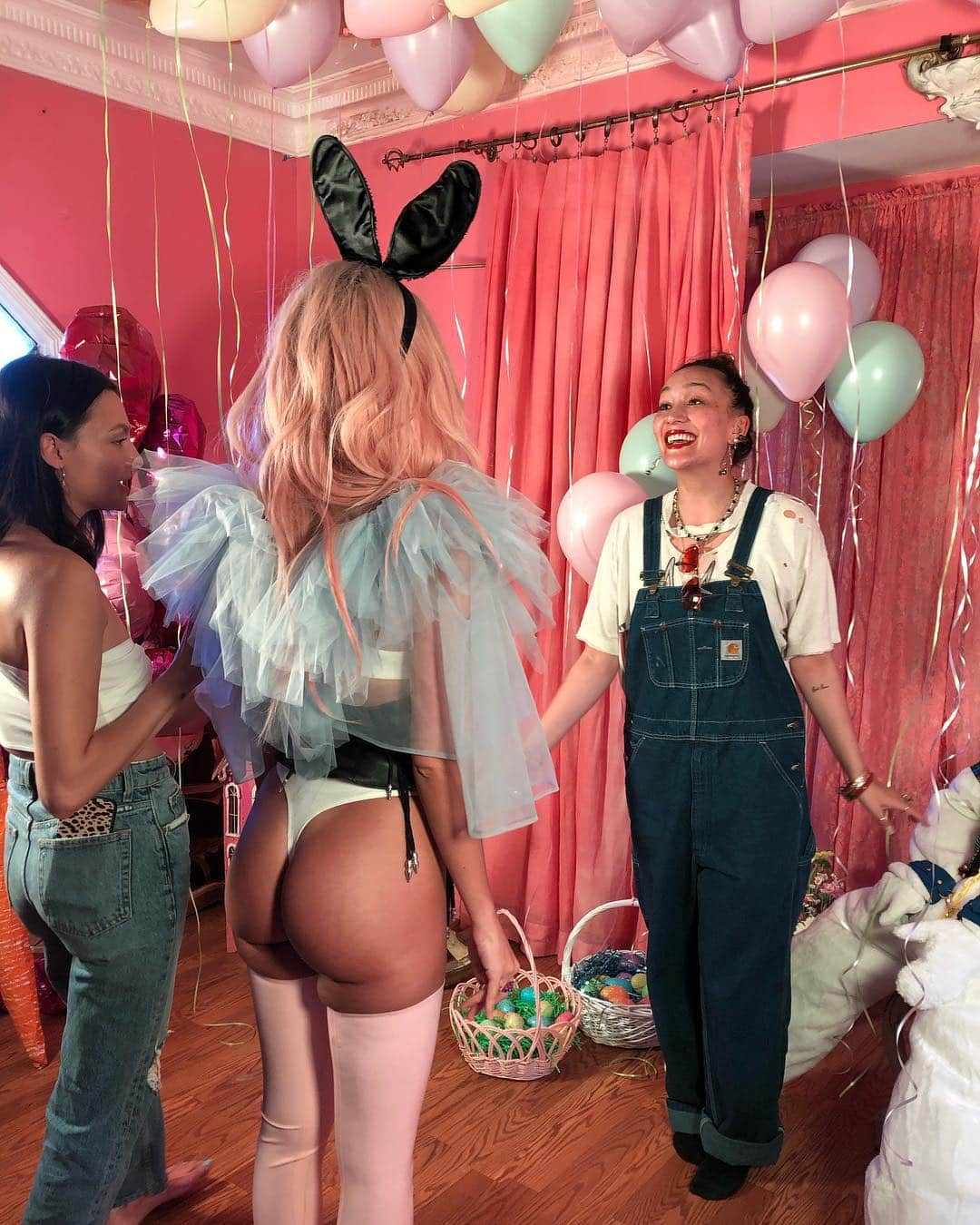 エミリー・ラタコウスキーさんのインスタグラム写真 - (エミリー・ラタコウスキーInstagram)「bad bunny bts」4月22日 6時04分 - emrata