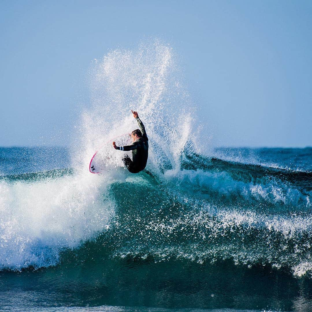 ジュリアン・ウィルソンさんのインスタグラム写真 - (ジュリアン・ウィルソンInstagram)「We’re back on! @wsl 📷 @_jackbarripp_」4月22日 6時04分 - julian_wilson