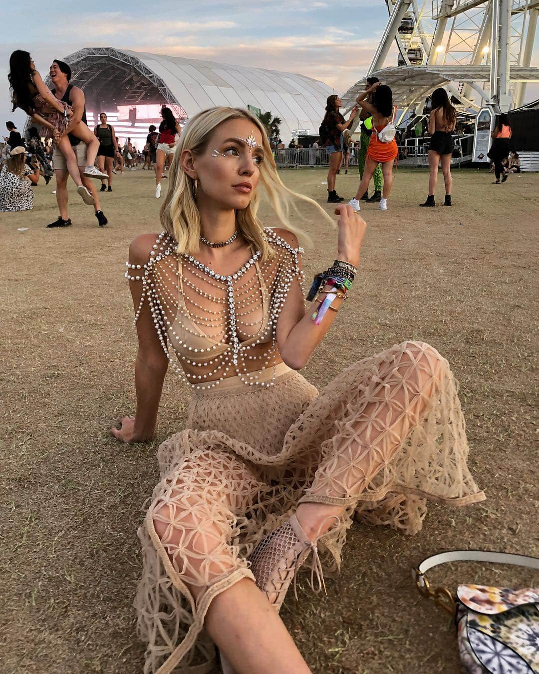 レオニー・ハンネさんのインスタグラム写真 - (レオニー・ハンネInstagram)「Closing Coachella with some pics of my #DiorChella look. ✨ Anzeige/Ad I also included the pic of Alex’s Coachella look you guys liked so much on stories - When he was the only person not styling a festival outfit. 🤷🏼‍♀️ @dior #Dior #DiorSS19 #Coachella」4月22日 6時05分 - leoniehanne