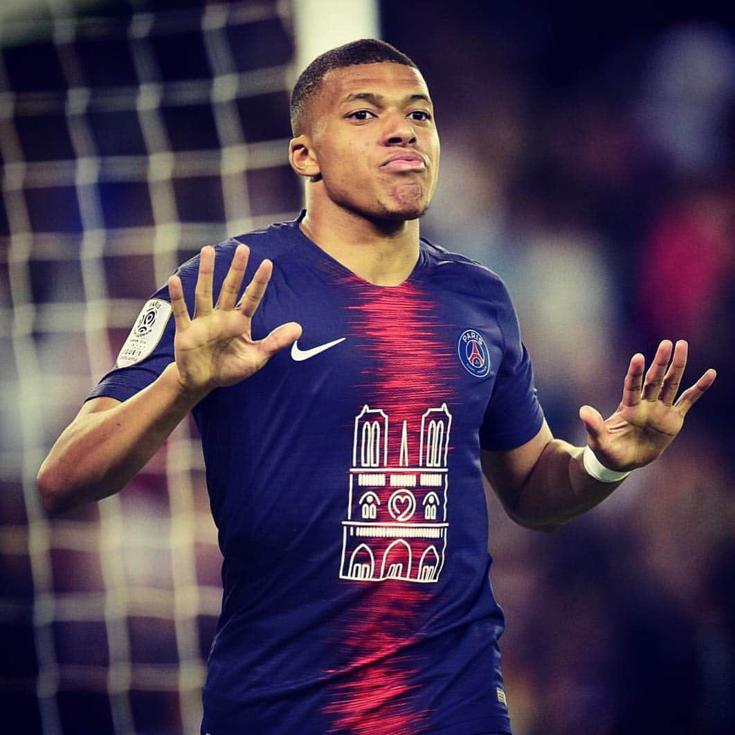 FIFAワールドカップさんのインスタグラム写真 - (FIFAワールドカップInstagram)「⚽️⚽️⚽️ A championship, 3 more goals, a new record and another night to remember for @k.mbappe! The @psg striker is the youngest player ever to score 30+ goals in a Ligue 1 season, and the first Frenchman to score 30 goals in the French top division since Jean-Pierre Papin in 1990. 🔥🇫🇷」4月22日 6時17分 - fifaworldcup