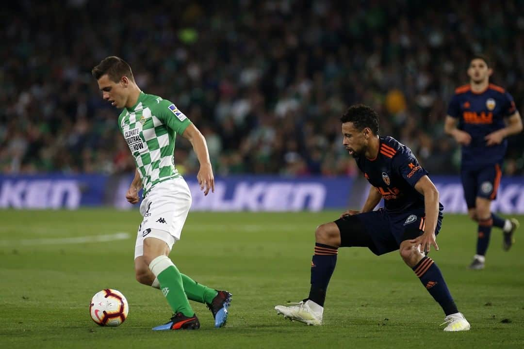 レアル・ベティスさんのインスタグラム写真 - (レアル・ベティスInstagram)「🗞 CRÓNICA | El #RealBetis cae ante el Valencia CF (1-2) -- 🗞 MATCH REPORT | #RealBetis lost at home against Valencia CF (1-2) ➡ (Link en bio)  #DíaDeBetis #RealBetisValencia」4月22日 6時24分 - realbetisbalompie