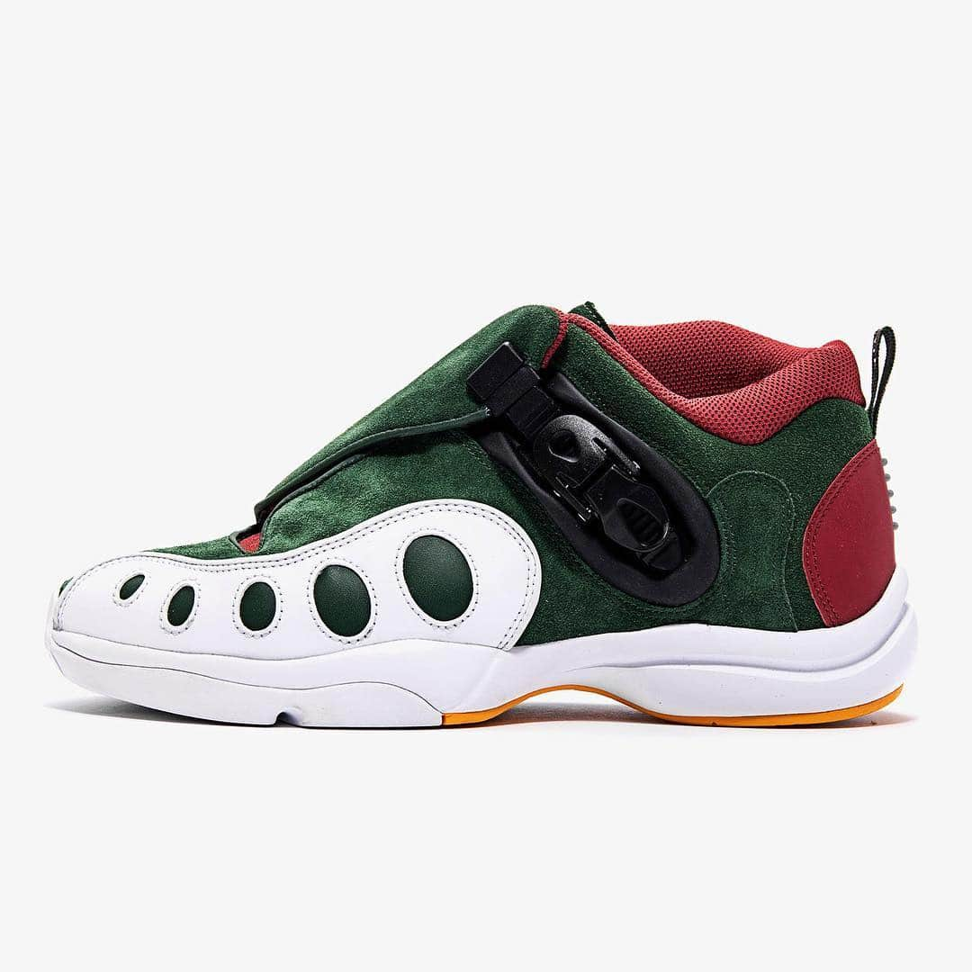 Sneaker Newsさんのインスタグラム写真 - (Sneaker NewsInstagram)「Nike remembers the epic Sonics jerseys from 1995-2000 with the Zoom GP. Who remembers watching the Finals between Seattle and Chicago? For a closer look, tap the link in our bio.」4月22日 6時24分 - sneakernews