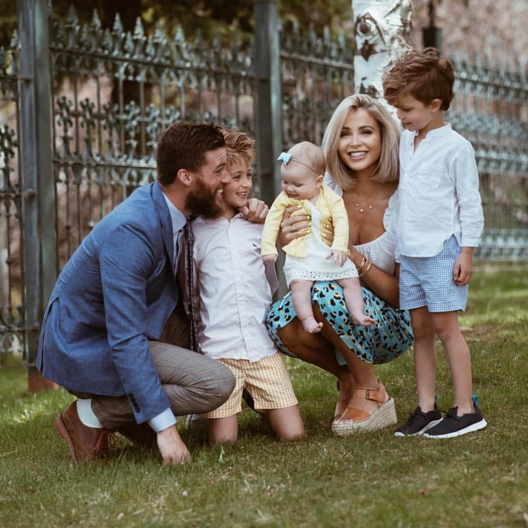 Cara Van Brocklinさんのインスタグラム写真 - (Cara Van BrocklinInstagram)「My forever family on this gorgeous Easter Sunday! Thinking a lot today about how blessed we are and what really matters most!💛」4月22日 6時37分 - caraloren