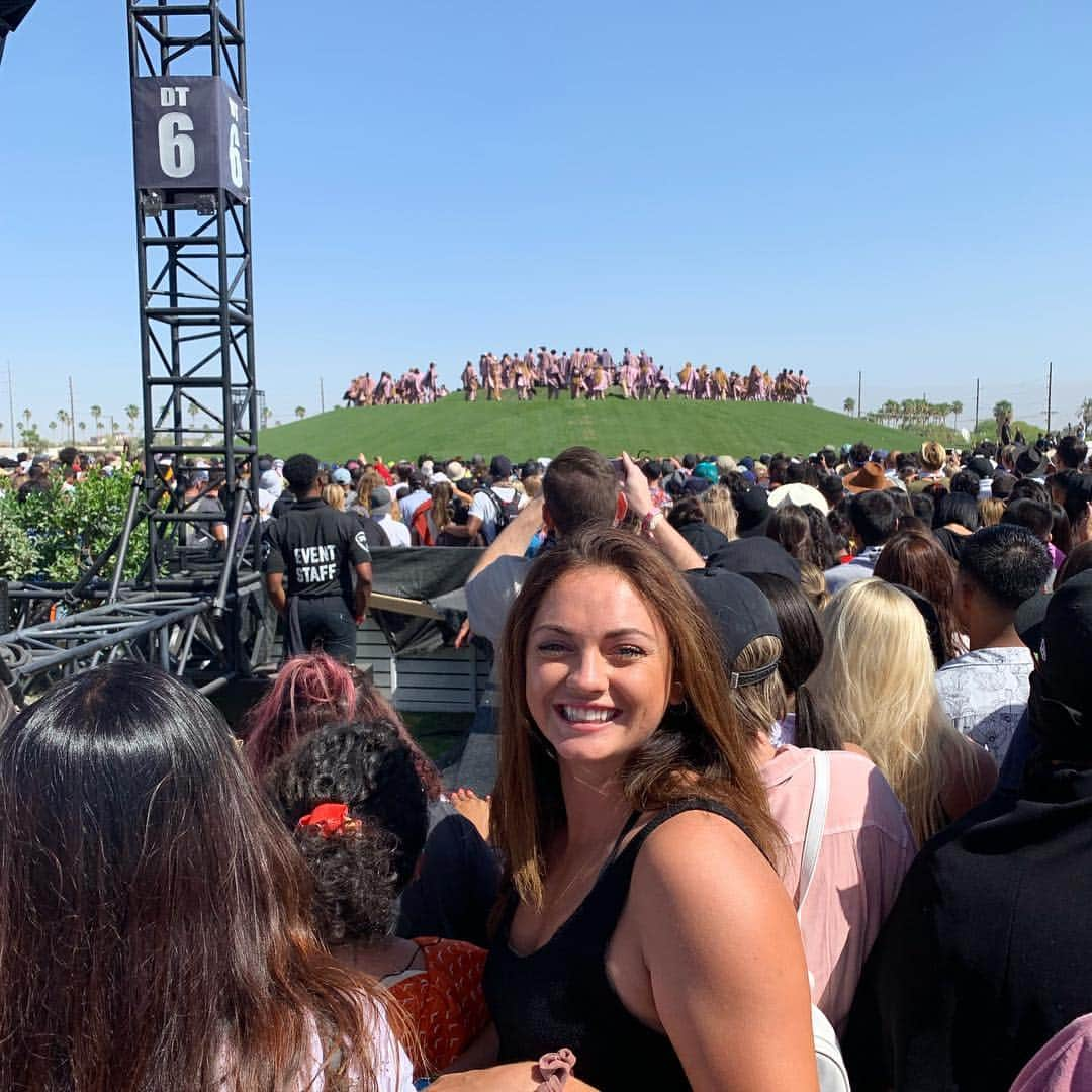 エラ・ネルソンさんのインスタグラム写真 - (エラ・ネルソンInstagram)「Happy Easter from a very happy Ella at Kanye’s Sunday service 🤩🤯 #yeezus」4月22日 6時31分 - ellanelson200