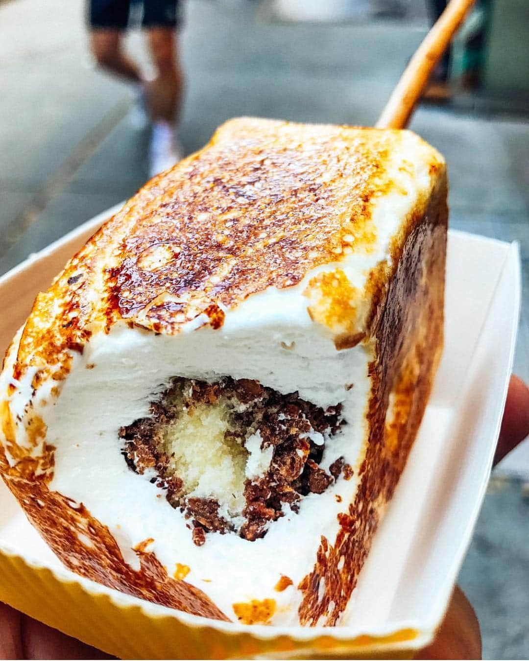 DOMINIQUE ANSEL BAKERYさんのインスタグラム写真 - (DOMINIQUE ANSEL BAKERYInstagram)「Sunny spring Sundays are meant for Frozen S’mores, an ice cream version of a s’more with a Tahitian vanilla ice cream center surrounded by crisp chocolate feuilletine and honey marshmallow that’s torched to order and served on a smoked willow wood branch. Served here in Soho and over in LA & London. 🔥 #frozensmore #smores #DominiqueAnselBakery (📸 regram from @ldinjc)」4月22日 6時45分 - dominiqueansel