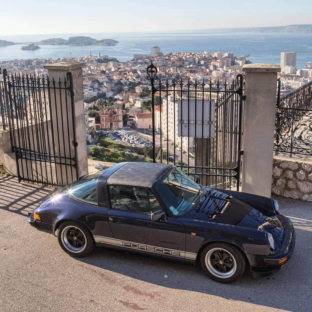 Porscheさんのインスタグラム写真 - (PorscheInstagram)「A #TimelessMachine taking a sunbath.  #PorscheMoment #Porsche #Porsche911 #911 Targa (📷: @911porsche_lover)」4月22日 6時41分 - porsche