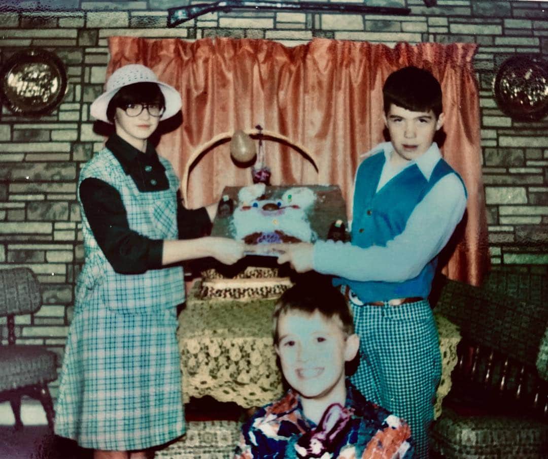 ケヴィン・スミスのインスタグラム：「HOPPY EASTER from 1979 and the short kid in the loud shirt (pictured with my brother Donald and my sister @virginia_in_vienna)! Swipe to see a 40 year jump to Easter 2019 with @harleyquinnsmith & @jenschwalbach! #KevinSmith #easter #harleyquinnsmith #jenniferschwalbach #family #happyeaster」