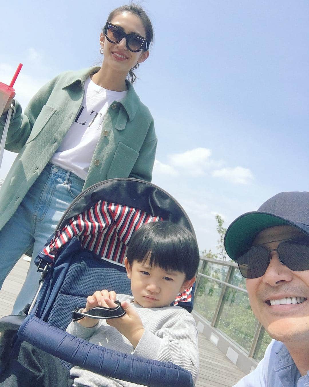 のインスタグラム：「Went to Odaiba with the family yesterday.  For dinner mommy made tacos!😋 昨日はファミリーデーでした！ お台場行って、ラーメン食べて、アイス食べて、夜はうちでタコス！ 最高な1日でした〜！😊 #notdrunk #littledean #mommy #familyday #alwaysgrateful #鬼ママ #ディーン君 #ファミリーデー #お台場 #日々感謝  @mariakamiyama」