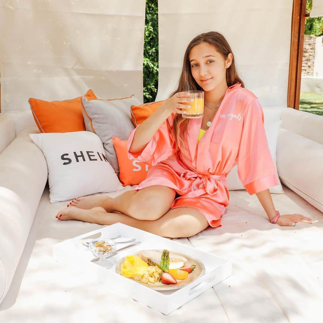 SHEINさんのインスタグラム写真 - (SHEINInstagram)「Our #SHEINgal @haileysani relaxing a bit before enjoying Day Three!🥰✨ #SHEINfestival #MeetSHEIN」4月22日 6時54分 - sheinofficial