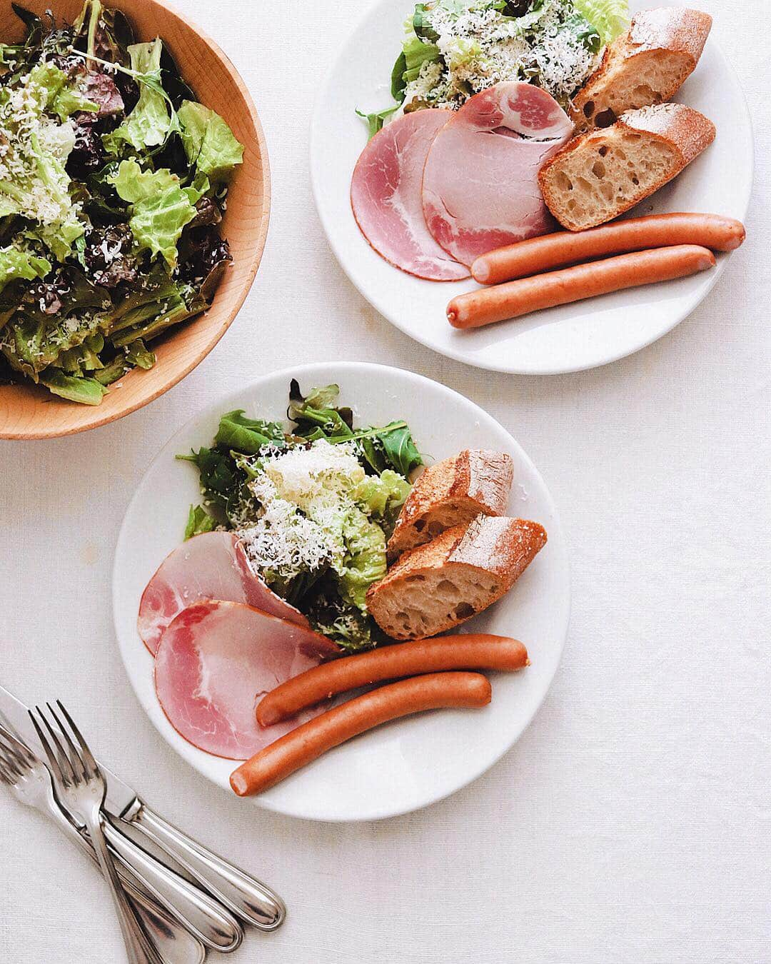 樋口正樹さんのインスタグラム写真 - (樋口正樹Instagram)「breakfast . 今日の朝ごはん。 ハムとソーセージと サラダとパン。 . . #おはようございます #朝食 #サラダ #ハム #ソーセージ #パン #breakfast #goodmorninggoodbreakfast」4月22日 6時59分 - higuccini