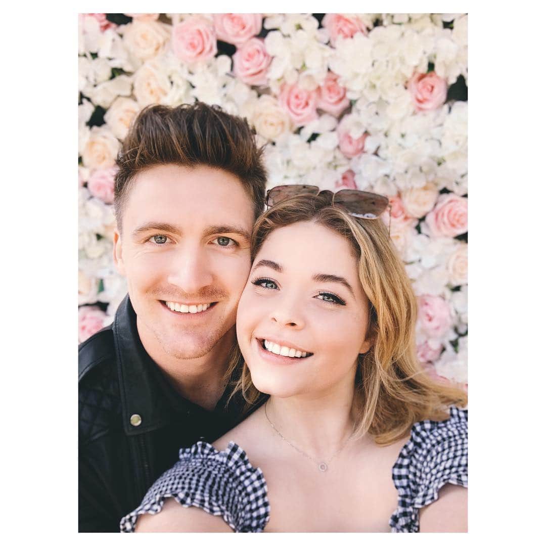 サーシャ・ピーターズのインスタグラム：「Happy Easter from the Sheaffer’s 🌸」