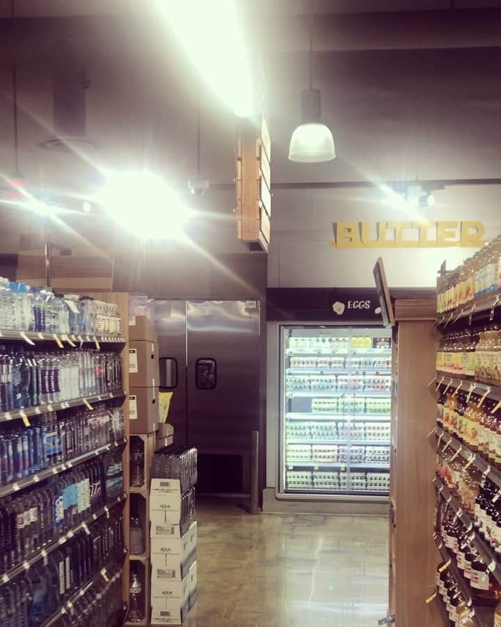 マリア・シャラポワのインスタグラム：「Sunday’s taco 🌮 dinner grocery shopping shifted when we hit the water 💦 aisle and my ego inflated.. I cut the part out where I asked if he was going to help and he said NO 🤷🏼‍♀️」
