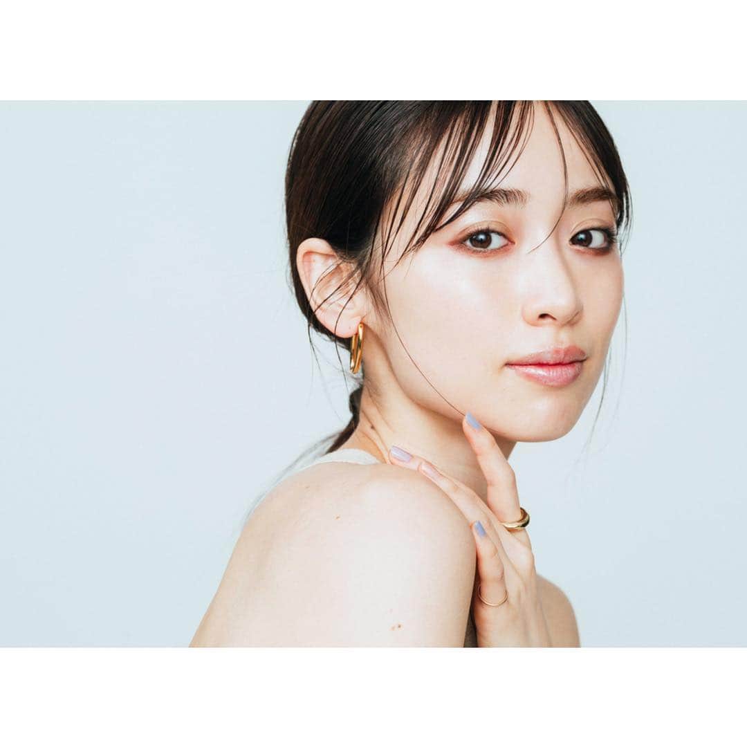 佐川理佳さんのインスタグラム写真 - (佐川理佳Instagram)「VOCE magazine 5月6月に限定発売される @chanel.beauty のアイテムを使ってメイクさせていただきました。 下瞼と目尻にシャドウを効かせて、ベーシックな色味だけど印象的な目元に。ブルーグリーンのグロスでicyリップにしました❄️」4月22日 7時18分 - rikasagawa