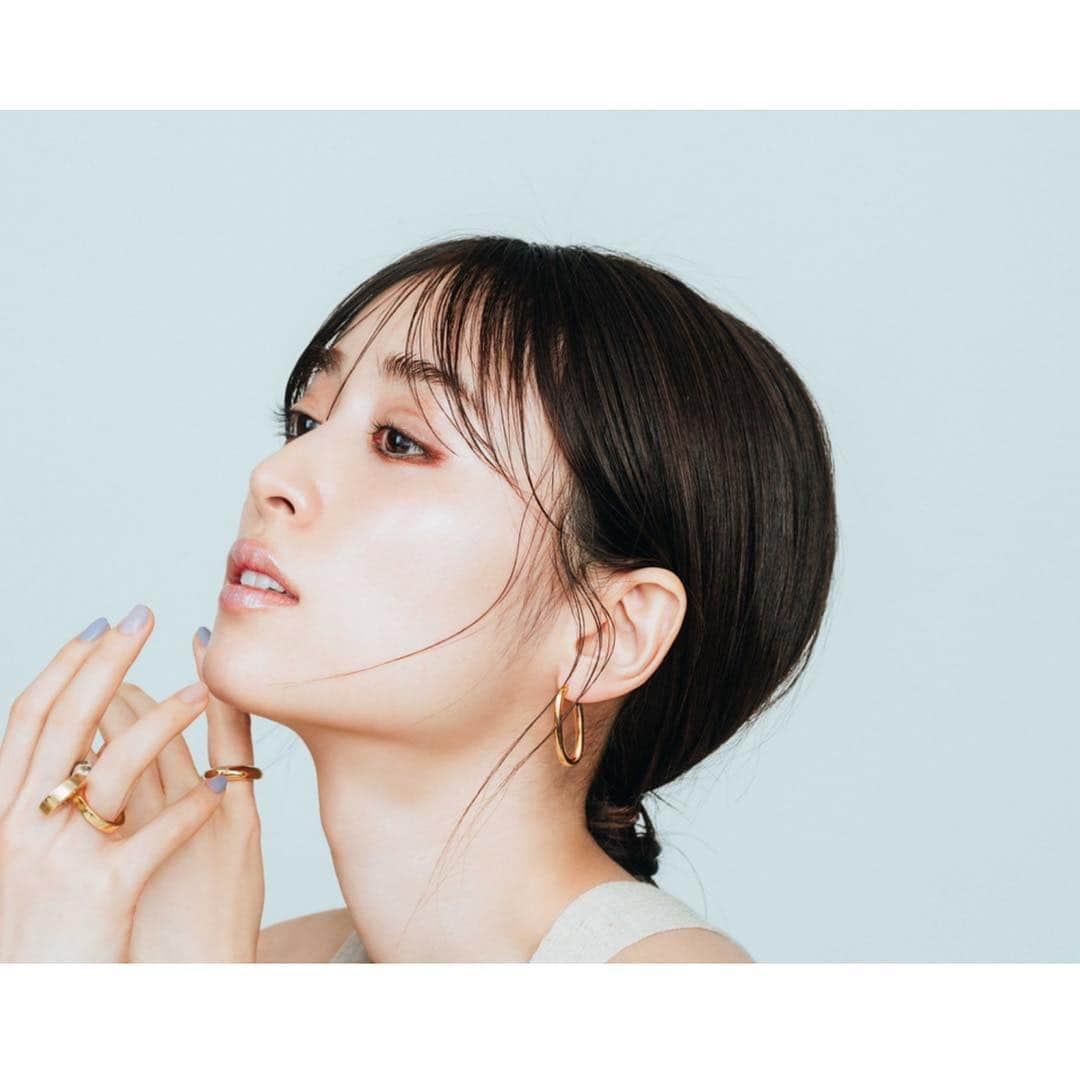 佐川理佳さんのインスタグラム写真 - (佐川理佳Instagram)「VOCE magazine 5月6月に限定発売される @chanel.beauty のアイテムを使ってメイクさせていただきました。 下瞼と目尻にシャドウを効かせて、ベーシックな色味だけど印象的な目元に。ブルーグリーンのグロスでicyリップにしました❄️」4月22日 7時18分 - rikasagawa