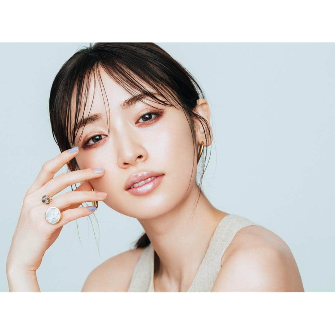 佐川理佳のインスタグラム：「VOCE magazine 5月6月に限定発売される @chanel.beauty のアイテムを使ってメイクさせていただきました。 下瞼と目尻にシャドウを効かせて、ベーシックな色味だけど印象的な目元に。ブルーグリーンのグロスでicyリップにしました❄️」