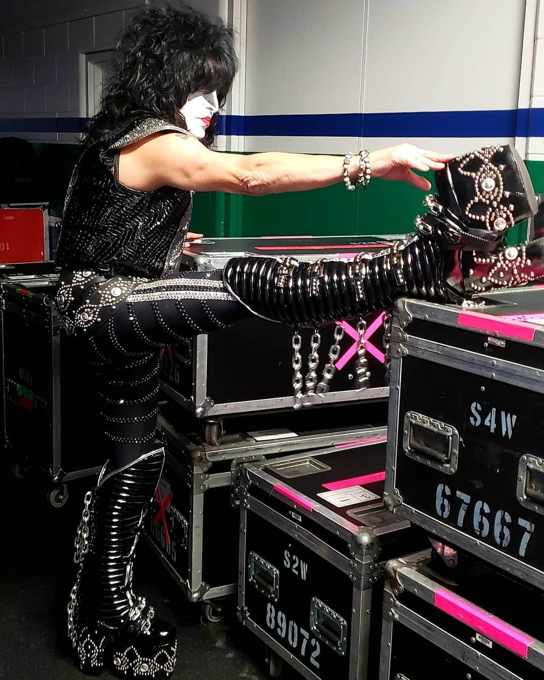 KISSさんのインスタグラム写真 - (KISSInstagram)「The Starchild @paulstanleylive stretching backstage before the first #EndOfTheRoad show in Vancouver.」4月22日 7時32分 - kissonline