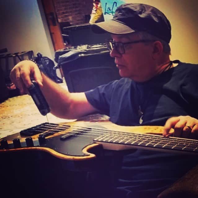 ヴィクター・ウッテンのインスタグラム：「Dave Welsch setting up the Michael Kelly bass for the give-away tonight.」