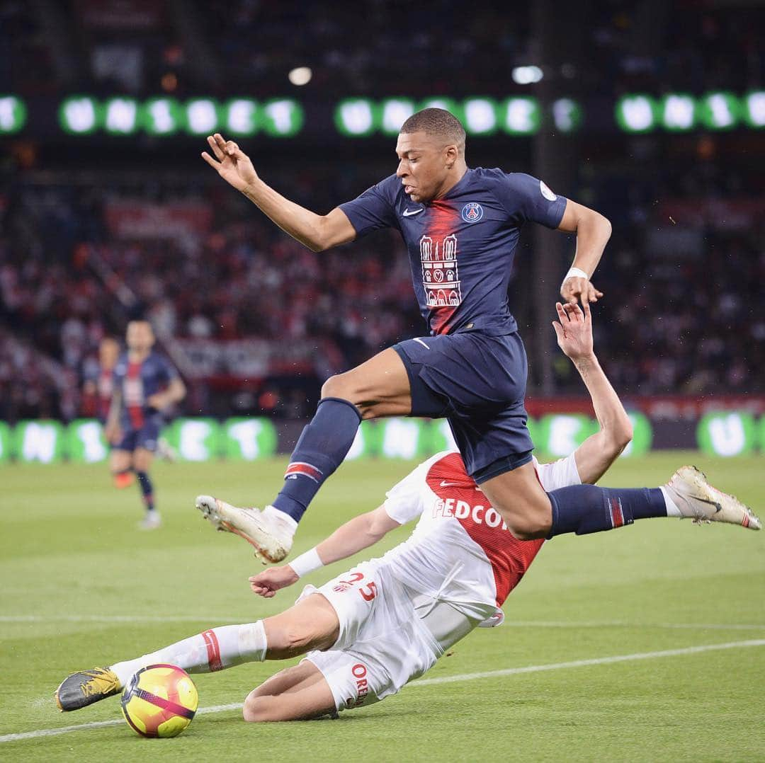 リーグ・アンさんのインスタグラム写真 - (リーグ・アンInstagram)「Le @psg et @k.mbappe fêtent leur titre ! 🏆 . @psg 🆚 @asmonaco (3-1) . #Paris #PSG #Champion #Champi8n #Mbappe #Neymar」4月22日 7時42分 - ligue1ubereats