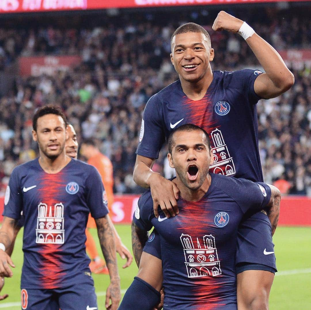 リーグ・アンさんのインスタグラム写真 - (リーグ・アンInstagram)「Le @psg et @k.mbappe fêtent leur titre ! 🏆 . @psg 🆚 @asmonaco (3-1) . #Paris #PSG #Champion #Champi8n #Mbappe #Neymar」4月22日 7時42分 - ligue1ubereats