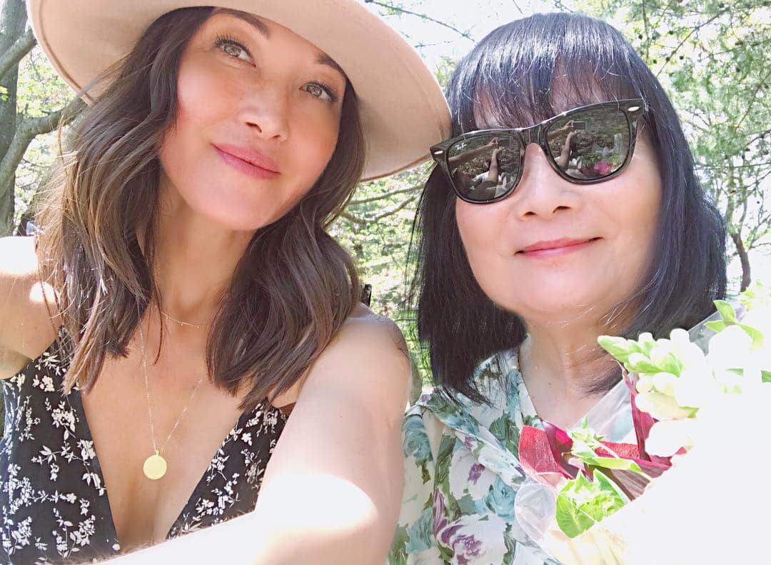 キャンディス・クマイさんのインスタグラム写真 - (キャンディス・クマイInstagram)「happy easter from mom + me!🌸🐰🐣 ⠀⠀⠀⠀⠀⠀⠀⠀⠀ spending my April back in our hometown island of Kyūshū . mom flew in to shoot with us. (which she never does) same park, same cherry blossom gazing from when I was little: ⠀⠀⠀⠀⠀⠀⠀⠀⠀ this month has been full of the most personal growth & personal development along with new work development.  but first comes the self, here are the greatest takeaways from my Japanese 🇯🇵mother: ⠀⠀⠀⠀⠀⠀⠀⠀⠀ 1- life itself is transient, like the cherry blossoms we see the beauty from the passing of time + value it when it’s there and value it as it changes ⠀⠀⠀⠀⠀⠀⠀⠀⠀ 2- find your roots to clear the path, I’m the youngest member of the entire Kumai family + the torch is passed on, keep your fam artist legacy alive ⠀⠀⠀⠀⠀⠀⠀⠀⠀ 3- be honest, be loyal, be smart, good things come to those who are wise + true ⠀⠀⠀⠀⠀⠀⠀⠀⠀ 4- take great care of yourself, practice humility & you’ll have plenty of real collagen in your cheeks  5- choose a partner you can have fun with, travel, laugh and chase big dreams: if you come from different places, it will only help you to be even more mindful. someone cool af (she didn’t say that, but I did)  6- real beauty comes from a glowing spirit + the beat of their heart. anyone can be pretty, but beauty from the inside is the most attractive trait, radiate.  7- struggle was a part of my grandfather’s art legacy, it will be a part of yours, too. nothing great, with passion or new is without struggle.  8- if you can do something great with your life; why not?  The crew and I thanked mom for coming out + sharing her sensei knowledge with us... a school teacher in Encinitas Ca for decades, she’s our favorite bozz xxxx ck」4月22日 7時45分 - candicekumai