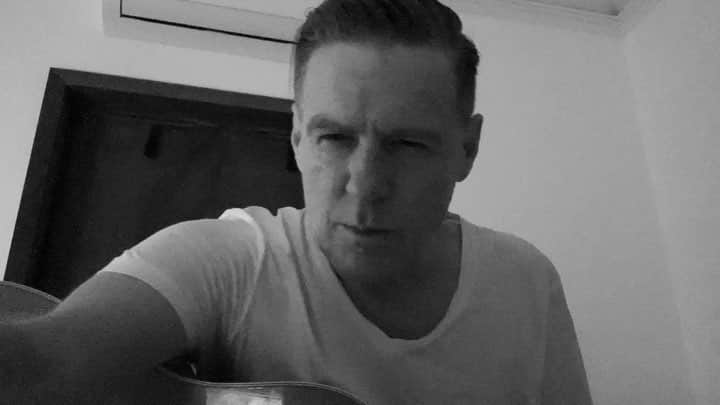 ブライアン・アダムスのインスタグラム：「Getting ready to put down some new songs. #bryanadamsshinealight」