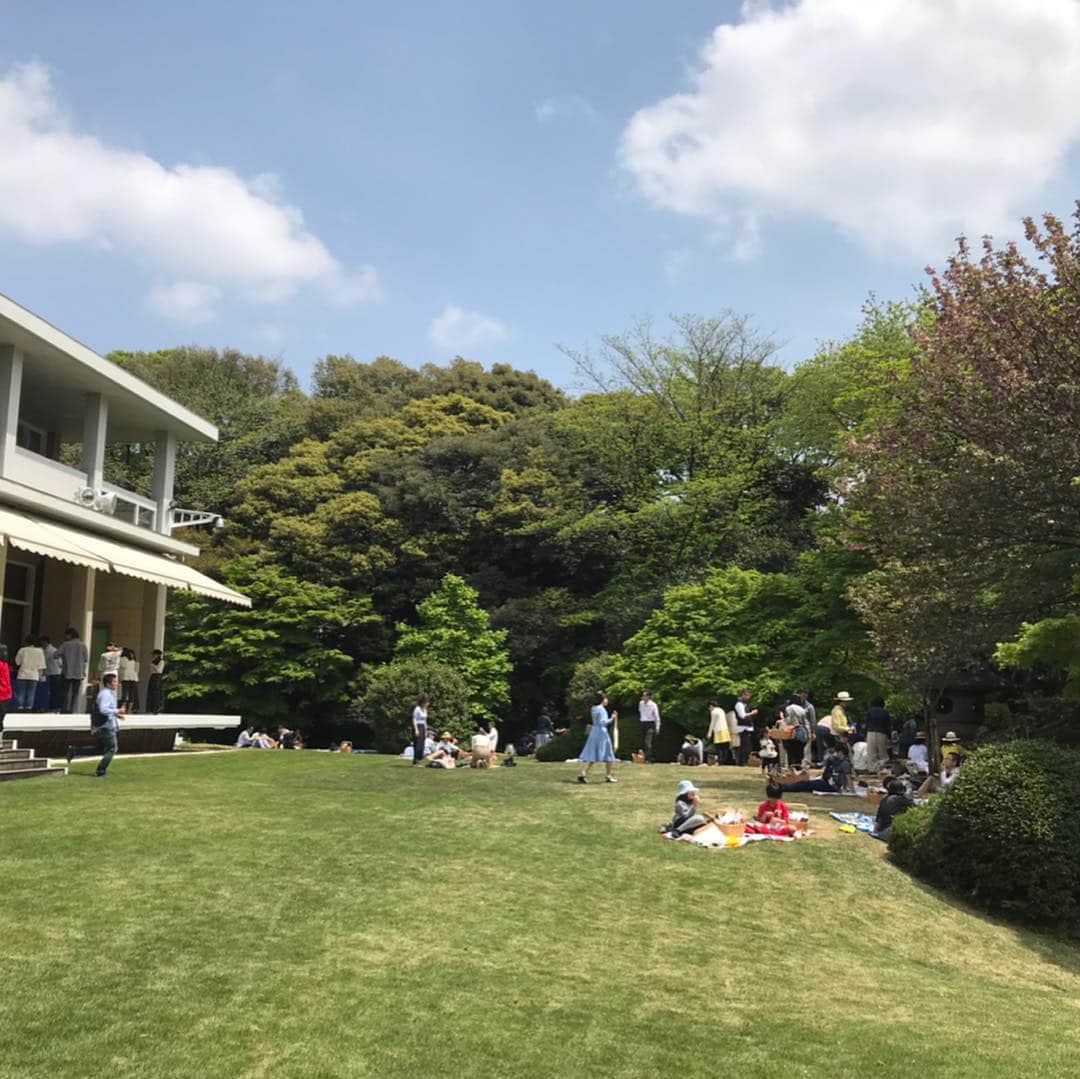 大西蘭さんのインスタグラム写真 - (大西蘭Instagram)「・ フランス大使館のイベントへ🇫🇷 ・ 『草上の昼食』という、大使公邸のお庭でピクニックとエッグハントをするイベントに参加してきました♬ ・ 晴れて青空が広がって絶好のピクニック日和☀️ 日向は暑いくらいでしたが、木陰に入るとちょうど良くて、乾杯してお昼を食べてのんびり過ごせました🥂 ・ エッグハントでは可愛いタマゴを見つけました💕 ・ ・ #フランス大使館 #フランス大使公邸 #ボンジュールフランス #草上の昼食 #ピクニック #ピクニックバスケット #エッグハント #イルドフランス #ポメリー」4月22日 7時57分 - onishiran