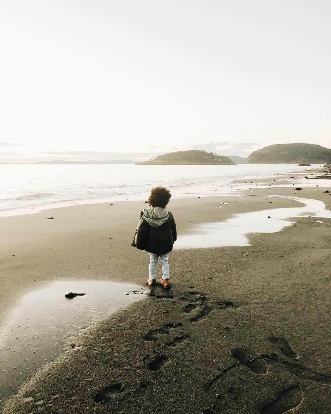 エディー・バウアーさんのインスタグラム写真 - (エディー・バウアーInstagram)「It's time to celebrate #EarthDay, so get laced up & get out there! Our parks are important to our health, our perspective, our environment, and our souls. Tomorrow, all Washington state park entrance fees are waived so everyone can enjoy the beauty and splendor of Mother Earth. Happy Earth Day from all of us at Eddie Bauer. 📷: @willieshaw」4月22日 8時00分 - eddiebauer