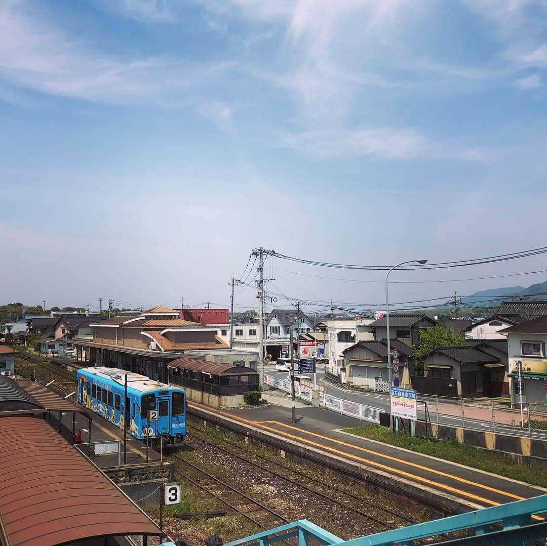 上杉あずささんのインスタグラム写真 - (上杉あずさInstagram)「. 昨日は #今日感テレビ のロケで #金田駅 へ🚞✨ #筑豊アクションプロジェクト #爆破インスタ を取材に行きました💣 以前、 #今日感モーニング の特集でもお世話になった #平成筑豊鉄道 金田駅が舞台。参加の皆さんのワクワクしてる感じ、迫真の演技、見ていてこちらまで楽しくなりました😍🌈 1枚目のお二人は福岡の #青島刑事 と #ジーパンデカ 👮🏻🚓拳銃持つ姿も迫力ありました～！！やっぱり形から入るのも大事ですね◎このままパトカーに乗って帰るんじゃないかってくらいなりきってましたよ✨素敵なお二人でした！ そして2枚目は、地元の中高生カップル💕💕お揃いの #迷彩 コーデが可愛い😍憧れの拳銃を撃つシーン、初々しくも楽しそうに挑戦してました🥰彼女ちゃんに連れられてきたという彼氏くんも、アクションシーン上手でした！！ナイスカップルで微笑ましかった❤️❤️ 取材に御協力頂いた皆さんありがとうございました🙏🏼💐 RKB「今日感テレビ」では今週木曜日(4/25)に放送予定です！ぜひご覧下さい📺🍓🍓 #福岡 #筑豊 #アクション #爆破 #体験 #日本で唯一 #警察 #パトカー #警察24時 #踊る大捜査線 #西部警察 #fukuoka #chikuho #project #Instagram #tokyo #tv #🚃 #💣 #🔫 #🔥」4月22日 8時01分 - azumacks