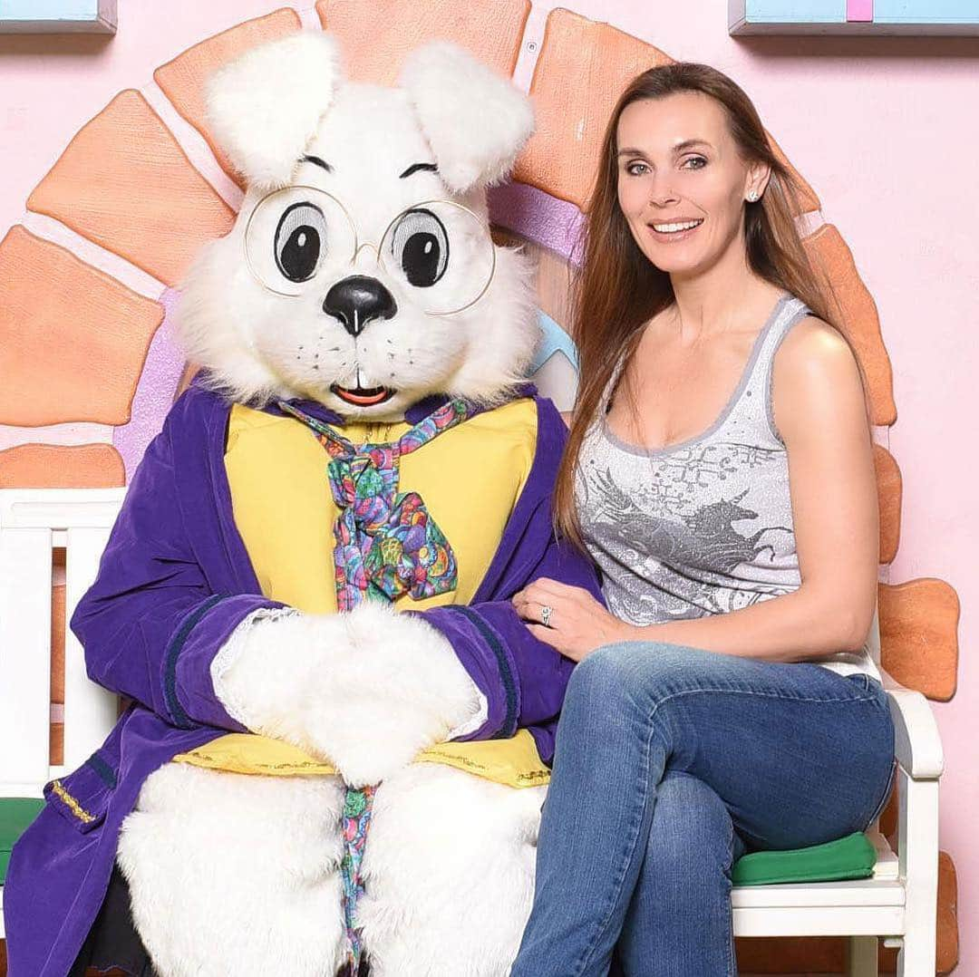 ターニャ・テイトさんのインスタグラム写真 - (ターニャ・テイトInstagram)「Happy Easter to you all!! What is your favorite Easter egg or Easter candy you like to eat? I reckon Easter bunny doesn’t want to share his carrot though 😆 🐰 🥕 🐣 —- —- #tanyatate #queentanyatate #easterbunny #tanyatateeasterbunny #easterphotoshoot #happyeaster #luckybunny」4月22日 8時01分 - tanyatate