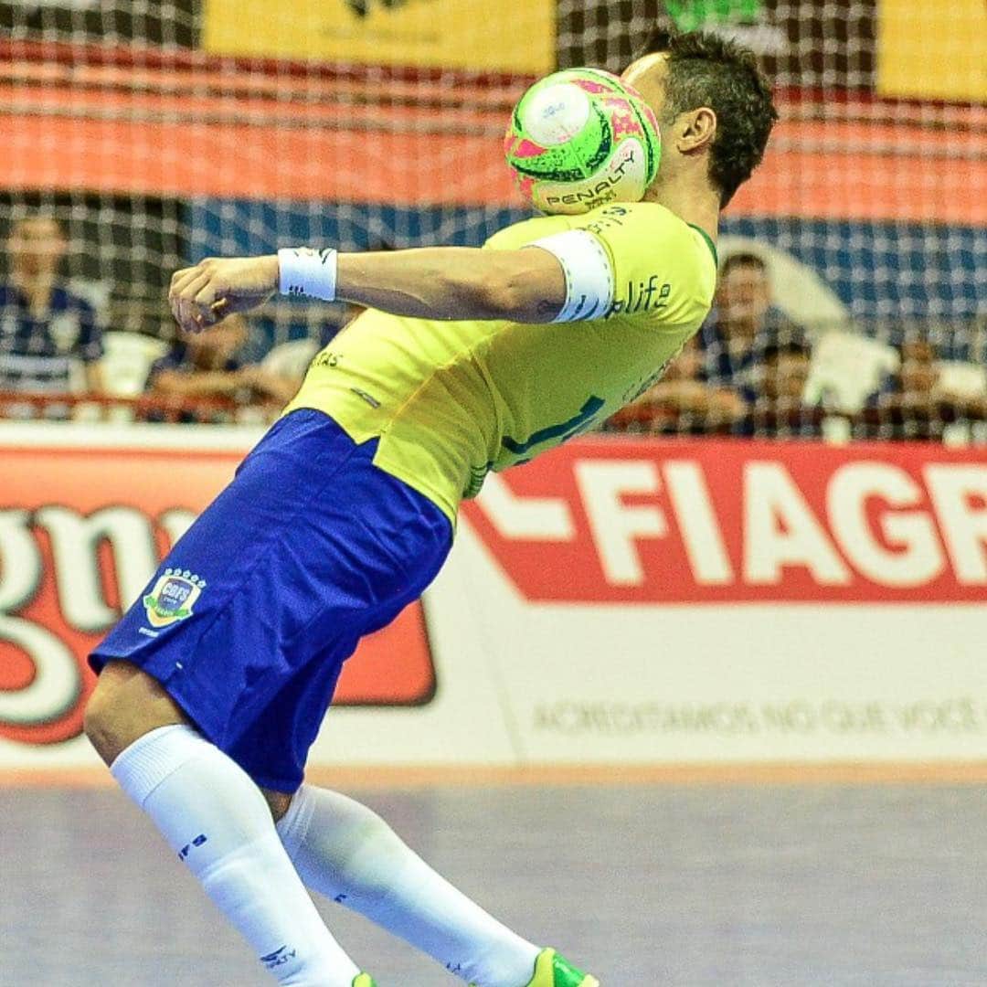アレッサンドロ・ローザ・ヴィエイラのインスタグラム：「Boa semana a todos! ❤️⚽️👑 🇧🇷 — Good week to everyone」