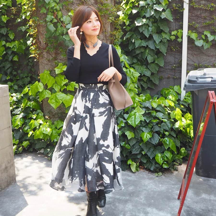 のインスタグラム：「おはよん🙋‍♀️💕✨ . 今日は月曜日✌️ ということで今朝は通勤コーデ😍✨ . すっかり最近ぽかぽかで上着いらずで嬉しいですね🥰❤️✨ . tops&skirts... #フレイアイディー #frayid  shoes... #ザラ #zara bag... #29anni #29anni_bag . そしておしゃれに首にかけてるのは、@ambie_official のイヤホン🎧🎶 . iphoneXSに機種変したのでワイレスイヤホンデビューです👌❣️ . なんとこれ普通のワイヤレスイヤホンでなく、耳をふさがずに聞こえる次世代新感覚のイヤホン🥺✨✨ . 耳をふさがないと音漏れしたり、音楽が聞こえないんじゃないかと半信半疑で試してみましたが、高音質のサウンドにびっくり👀🎧❣️（その様子を2枚目の動画にいれました笑） . 耳をふさいでないので回りの声もきちんと聞こえるし、ほんと便利で感動したのでこれは体験してほしい🥰❤️ . そして今ならｍ何コレ!?ambie付けてみた!キャンペーン‼を実施中💕💕✨ @ambie_official のアカウントをいいね&フォローだけで🎧ambieが抽選でもらえるみたいなので、ぜひ参加してみてね❤️✨ . 期間限定なので、早めにチェックです❣️✨今週もお仕事頑張っていきましょう❤️ . #ambie #アンビー#イヤホン  #bluetooth #ながら聴き #music #音楽 #ミュージック #tottie #tottie_bag #コーデ #fashion #ファッション #ootd #outfit #モノトーン #モノトーンコーデ #コーディネート #春コーデ #春服 #新感覚 #休日コーデ #ワイヤレスイヤホン」