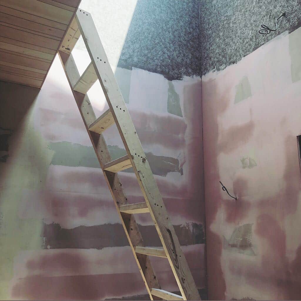 外村久美子さんのインスタグラム写真 - (外村久美子Instagram)「・ ピンクパレス的な🌴 ぺたぺた、ぽんぽんの前はピンクな壁  #匠の技#芸術#アート#壁塗り」4月22日 8時24分 - kummy153