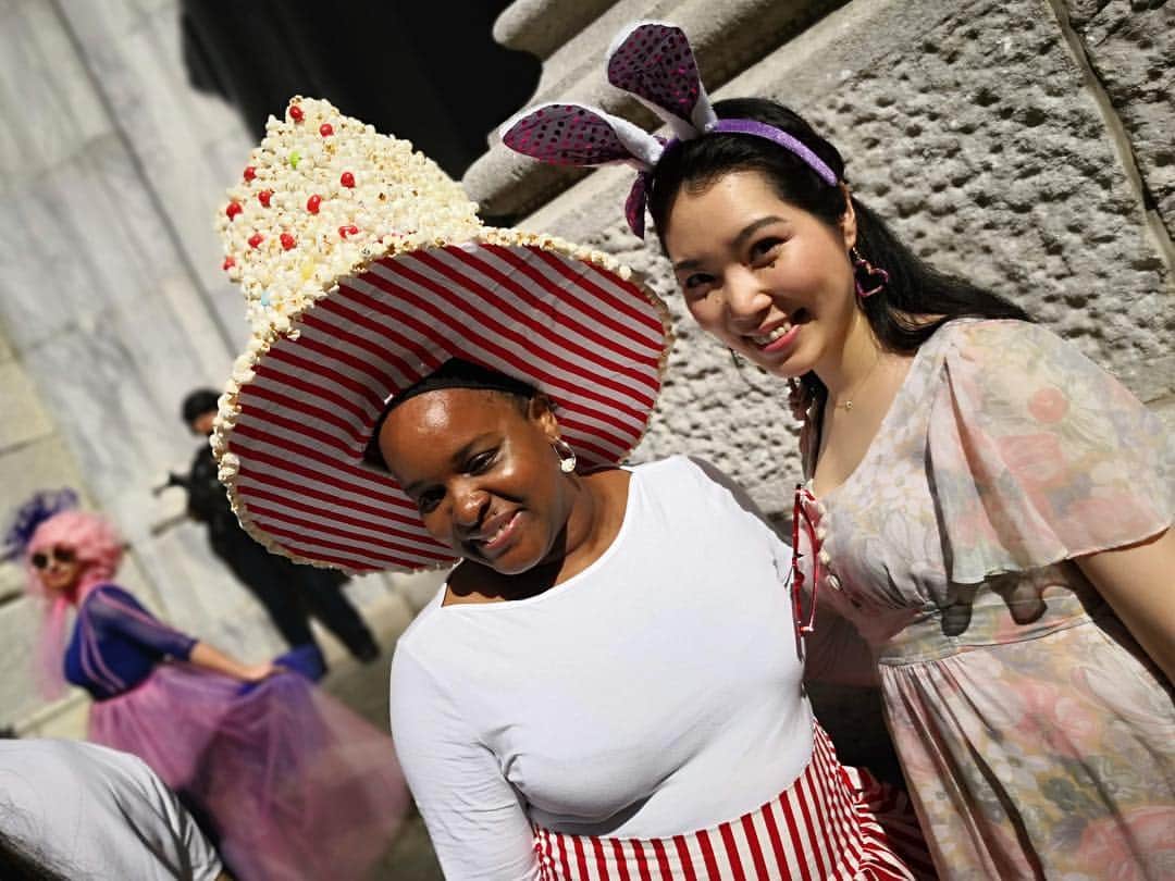 永瀬まりさんのインスタグラム写真 - (永瀬まりInstagram)「Happy Easter! 🐰🐣🌷I went #bonnetfestival for the first time🇺🇸 It was so cute😍 日本から来ているお友達がイースターパレードに連れて行ってくれました🐰✨笑 観光で来ている方の方がNYの楽しみ方を知っているのはどういうわけなのでしょうか😂いつも遠方からの来客が楽しみです💗 ・ (写真を撮る時以外はずっとジャケットを着て手袋をしていますので、ご心配なく☺️🙏笑) なんだかハロウィンより健康的で楽しかったなぁ🇺🇸 ・ Vintage dress by @lovedayqueen 👗」4月22日 8時24分 - mari_handmodel