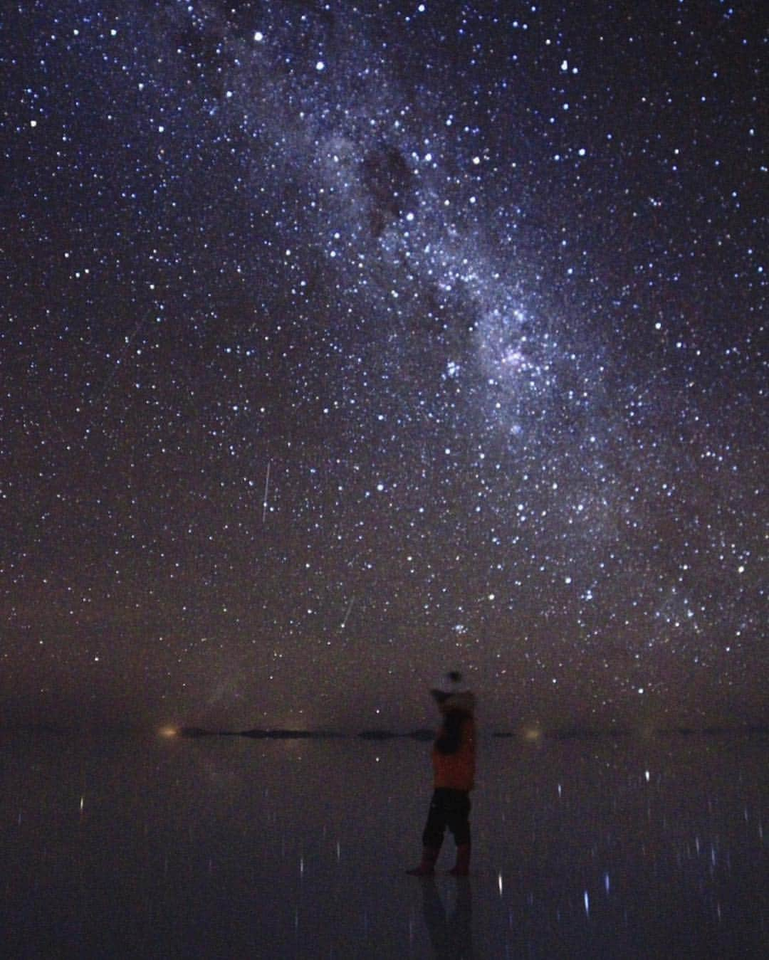 塩見珠希さんのインスタグラム写真 - (塩見珠希Instagram)「ウユニ🇧🇴 #ウユニ塩湖 の夜💫 水面に反射して、星に包まれた空間だった… 宇宙にいるかのように錯覚したよ〜 ・ こんな暗さでもピンク映える〜笑 ・ #アウトドア  #天空の鏡 #Uyuni #lb_outdoor #旅 #星 #星空 #bolivia #ボリビア #backpack  #バックパッカー #バックパッカー女子  http://nipponbolivia.org/」4月22日 8時24分 - _shiomi6