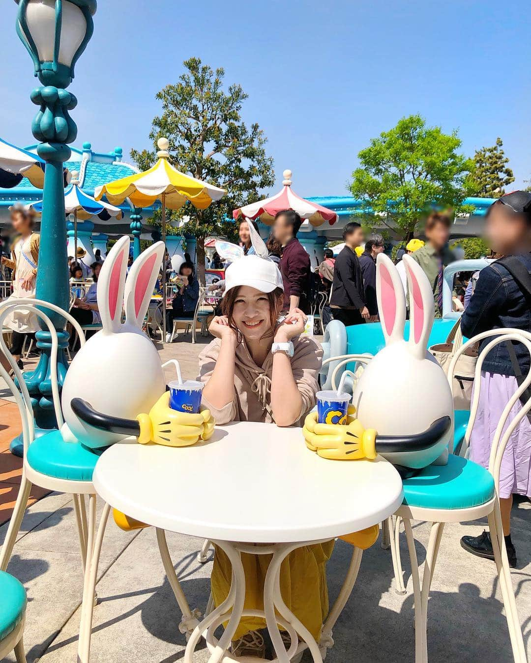 l.lily1013さんのインスタグラム写真 - (l.lily1013Instagram)「・ おやこーで🐰 入り口で買ったお揃いのうさ耳キャップ🐰 白キャップがお気に入りで息子ずっと被ってたよ🐰 大好きなチップとデールのぬいぐるみも買わされました😂 ・ 工事中の壁の絵も増えてて可愛かったよ✨ パンフレットにシールがついてて、 夢中でうさたま探し✨ ・ 全部正解だと可愛いシールがもらえるんだけど、制覇できなかった😂 ・ 限定のジュースもすごく美味しかったよ✨ ・ ・ #おやこーで#親子コーデ#リンクコーデ #カベジョ#タビジョ#親子リンクコーデ #ディズニーコーデ #ディズニーランド #ディズニー好き #ディズニーイースター #ディズニー大好き #ディズニー部 #うさたま大脱走 #うさたま #ズートピア#gu#globalwork #上下gu#celinetrio #コンバース#adidas」4月22日 8時28分 - l.lily1013