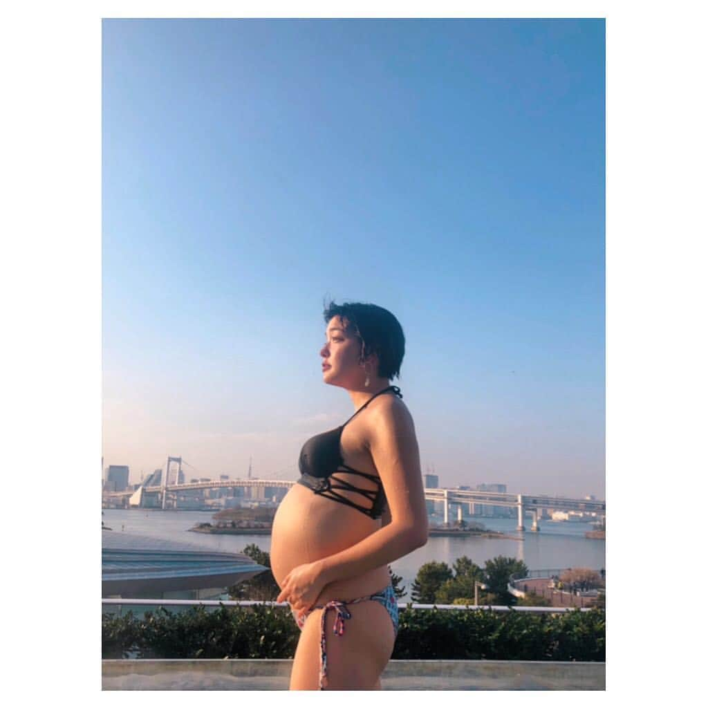 我妻三輪子さんのインスタグラム写真 - (我妻三輪子Instagram)「🤱🍓 ベイビーが産まれてから 来週で１ヶ月 お腹の中にいたのにね まだまだ 不思議な感覚 大切で大切で仕方ない存在との生活に 慣れない環境に バタバタと過ぎていく毎日に クラクラ ふわふわ しています  お祝いのメッセージをありがとうございます🐣 こんなに沢山の「おめでとう」を言って頂けて、私たち家族は幸せものです 👨‍👩‍👧💛 #8monthspregnant #wagamiwaBABY」4月22日 8時39分 - wagamiwa