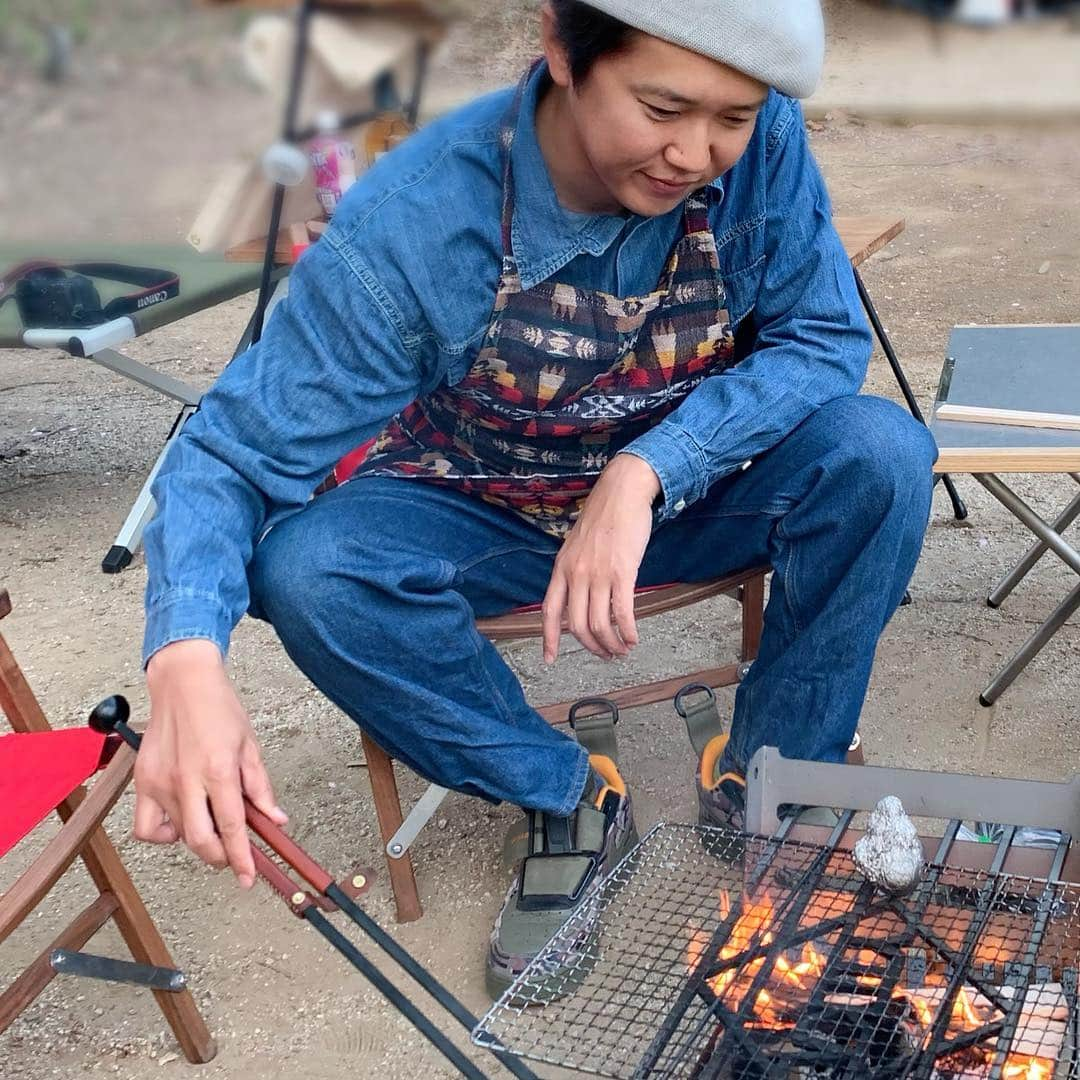 金子貴俊さんのインスタグラム写真 - (金子貴俊Instagram)「バンコンでの初キャンプへ 快適すぎて感動！ yokaの焚き火台最高！ キャニオンワークスのケースも可愛くて使いやすく、収納力抜群！ 夜はバンコン内でプロジェクターで映画上映会！ 最高に快適な空間！バンコン素敵すぎる！益々、キャンプライフが広がりますね！！ #カネコキャンプ#キャンプ #camp #camping#バンコン#キャンピングカー #campingcar#アウトドア#outdoor #yoka#キャニオンワークス#canyonworks #焚き火台 #ホワイトハウス#compass#コンパス  #ファミキャン#ファミリーキャンプ#nature #ペンダルトン#エプロン男子#pendleton #カネコcamp」4月22日 8時40分 - takatoshi_kaneko