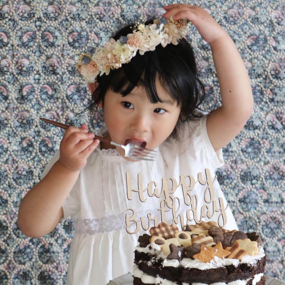 ayanoのインスタグラム：「ＢＩＲＴＨＤＡＹ ＣＡＫＥ✨ . I made a birthday cake with my daughter She doesn't like the cake with the fruits So we decorated the cake with many cookies . フルーツの入ったケーキが好きではないので クッキーもりもりのケーキを作りました💕 . クッキーもケーキも一緒に作ったので デコレーションえらいことに😅 でも本人は大満足で丸かじり😂 . 食べてるときのしあわせそうな顔といったら❤️ 一気に4分の1くらい食べましたよ😳」