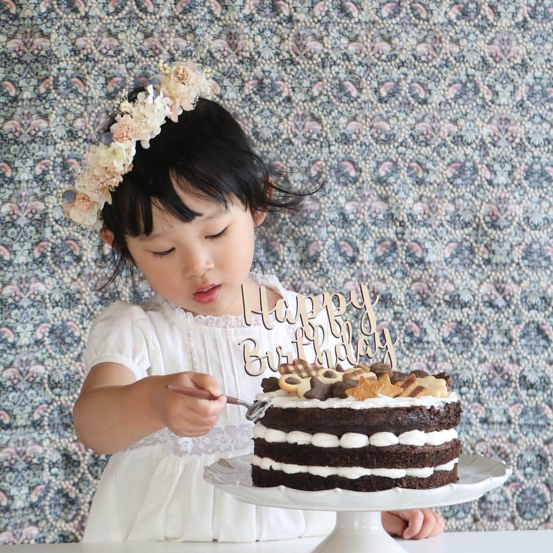 ayanoさんのインスタグラム写真 - (ayanoInstagram)「ＢＩＲＴＨＤＡＹ ＣＡＫＥ✨ . I made a birthday cake with my daughter She doesn't like the cake with the fruits So we decorated the cake with many cookies . フルーツの入ったケーキが好きではないので クッキーもりもりのケーキを作りました💕 . クッキーもケーキも一緒に作ったので デコレーションえらいことに😅 でも本人は大満足で丸かじり😂 . 食べてるときのしあわせそうな顔といったら❤️ 一気に4分の1くらい食べましたよ😳」4月22日 8時36分 - bamvet