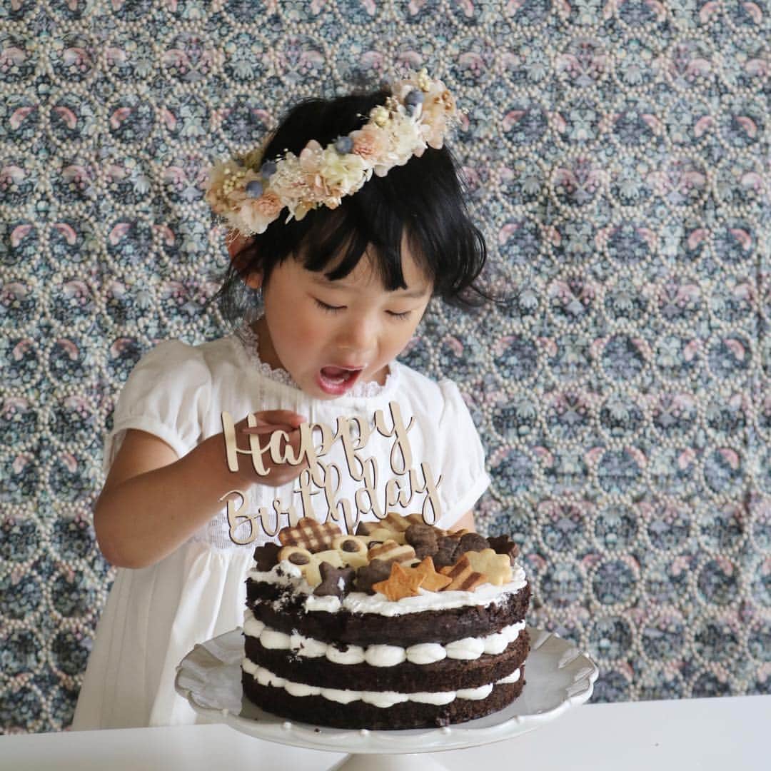 ayanoさんのインスタグラム写真 - (ayanoInstagram)「ＢＩＲＴＨＤＡＹ ＣＡＫＥ✨ . I made a birthday cake with my daughter She doesn't like the cake with the fruits So we decorated the cake with many cookies . フルーツの入ったケーキが好きではないので クッキーもりもりのケーキを作りました💕 . クッキーもケーキも一緒に作ったので デコレーションえらいことに😅 でも本人は大満足で丸かじり😂 . 食べてるときのしあわせそうな顔といったら❤️ 一気に4分の1くらい食べましたよ😳」4月22日 8時36分 - bamvet
