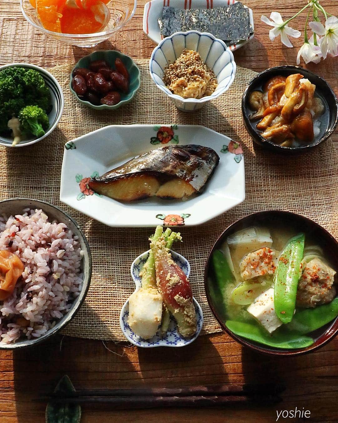 草間淑江さんのインスタグラム写真 - (草間淑江Instagram)「おはようございます！ ４月２２日の朝です。 今朝は、さらわの西京漬、なめこおろし、納豆、金時豆、ブロッコリー、ぬか漬け、海苔、イワシ団子とお豆腐のお味噌汁、清見みかん。 月曜の朝、しっかり和食で。 朝しっかり食べる派の私は完食です。 今朝も感謝して。 ご馳走様でした。  今日は、１６時からショップチャンネル出演です。 私が惚れ込んだ新しい美顔器「ルクセア」ご紹介しますのでよろしければご覧ください。 皆さま素敵な１週間を❤️ #朝食#朝ごはん#鰆の西京焼き#和食#和定食#朝はしっかりたべる派 #今朝も感謝#１６時から#ショップチャンネル#ゲスト出演#草間淑江」4月22日 8時36分 - yoshie_kusama