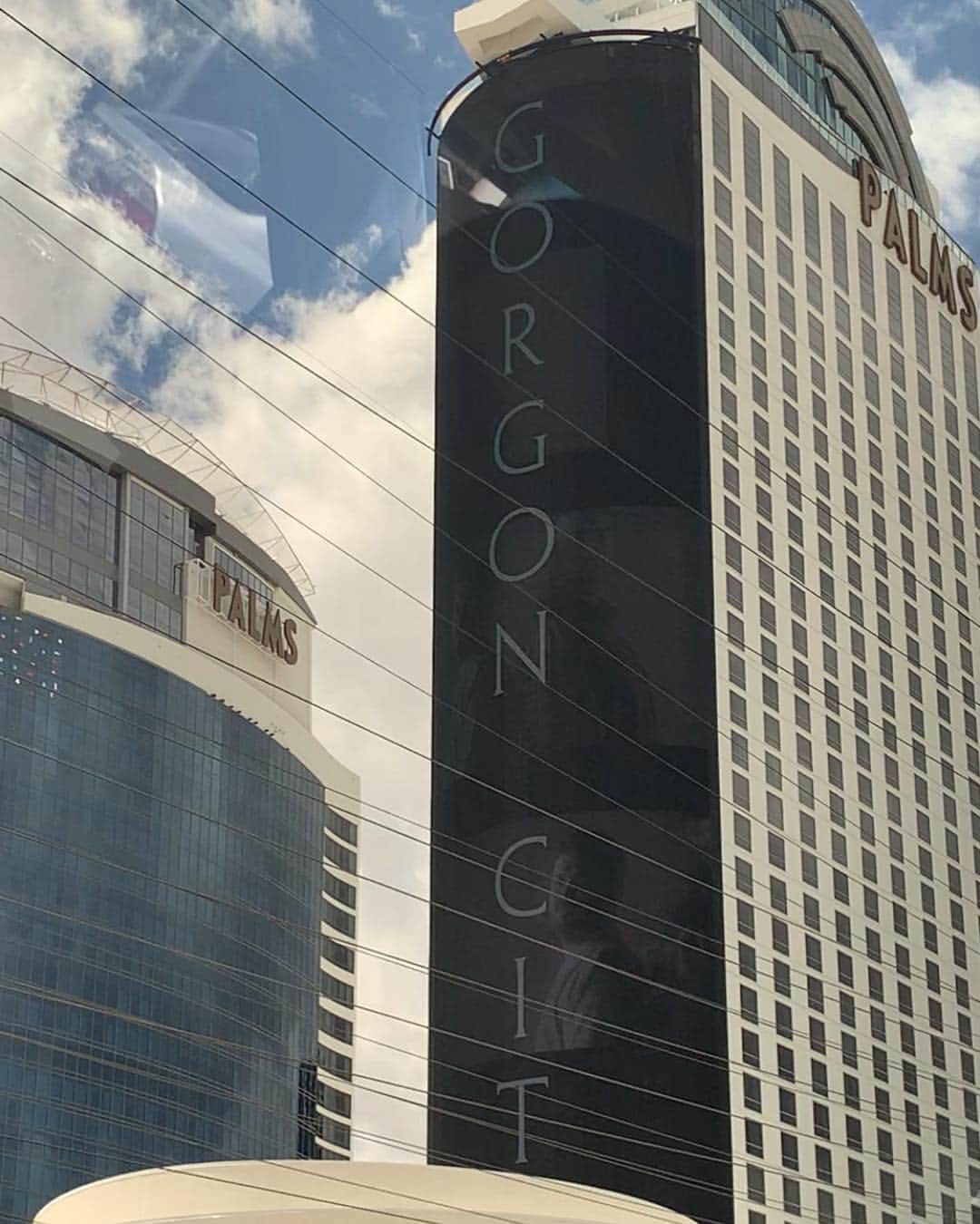 Gorgon Cityさんのインスタグラム写真 - (Gorgon CityInstagram)「Mad seeing your logo on the side of the hotel! Thank you Vegas 😍😍😍 more to come... @palms @kaosvegas」4月22日 8時41分 - gorgoncity