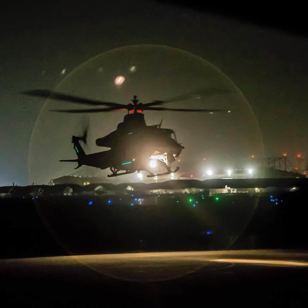 アメリカ海兵隊さんのインスタグラム写真 - (アメリカ海兵隊Instagram)「Under the Cover of Night  A UH-1Y Venom aircraft assigned to Marine Aviation Weapons and Tactics Squadron One prepares to land in support of an offensive air support exercise during Weapons and Tactics Instructor course 2-19 in Yuma, Arizona, April 2, 2019. (U.S. Marine Corps photo by Lance Cpl. Levi J. Guerra)  #Marines #USMC #Military #UH1Y #Venom #Helicopter #Yuma #Arizona #Aviation #Night #Photography #Air #MAWTS1 #WTI」4月22日 8時45分 - marines