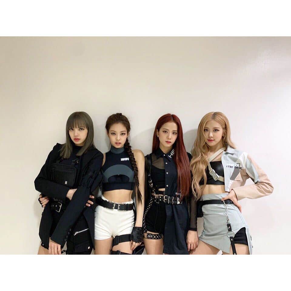 BLACKPINKさんのインスタグラム写真 - (BLACKPINKInstagram)「🖤블링크💖블랙핑크🖤 인기가요 1위 너무너무 감사합니다🙏 블링크가 1등이에요!!!!🥰☺️ . 1st place?? BLINKS We love you guys so much!!! Thank you forever and ever for all your love and support😘😘 Sending our love from Coachella🌵💋」4月22日 8時47分 - blackpinkofficial