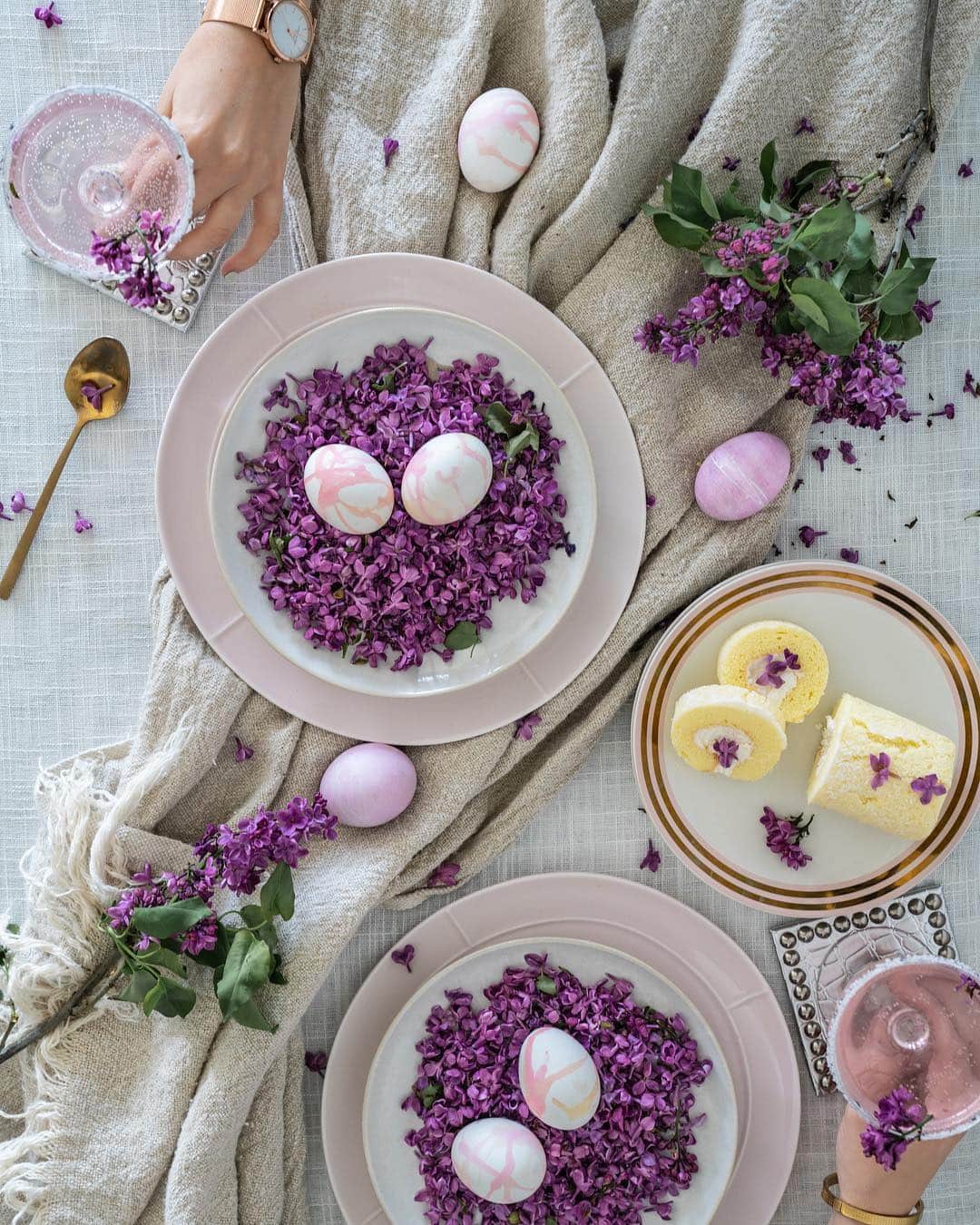 リズ・チェルカソワのインスタグラム：「Having a lavender infused Easter brunch 🐣 Hope your enjoying your holiday weekend! My watercolor eggs are inspired by @spoonforkbacon. If you don’t follow them, you’re doing yourself a disservice.」