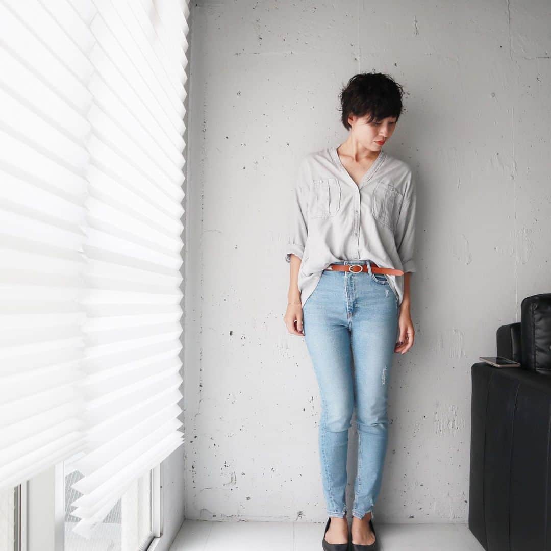 Yukarisuminoさんのインスタグラム写真 - (YukarisuminoInstagram)「とろみシャツ色違い♡こっちはグレーです。デニムとはまた違ったオトナ感あり。スカート合わせでぐぐっと女っぽくもあり！今日は撮影なので動きやすくこれまたZARAのデニムと合わせました。楽しみー♡な撮影！ . シャツ デニム @zara パンプス @styledeli_official  ベルト @whimgazette_official  アクセサリー #レスブリス #アラフォーママ #アラフォーファッション #ママファッションプチプラ #ママスタイル #ママさんと繋がりたい #ママスタグラム #ワーキングママ #コーディネート #アラフォーコーディネート #アラフォーママコーデ #コーデ女子 #locari #jマダムのおしゃれ #春コーデ #デニムコーデ #zara #ZARA購入品 #ザラジョ #ウィムガゼット #とろみシャツ」4月22日 8時51分 - yukarisumino